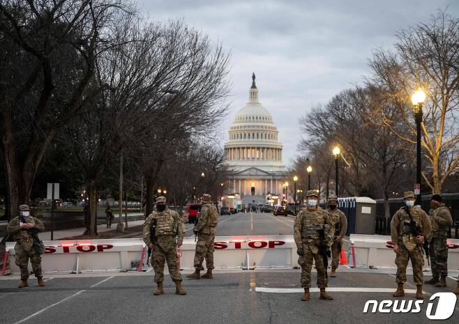 17일(현지시간) 조 바이든 미국 대통령 당선인의 취임식을 앞두고 워싱턴 의사당 인근에서 주 방위군이 통행을 통제하고 있다. © AFP=뉴스1 © News1 우동명 기자