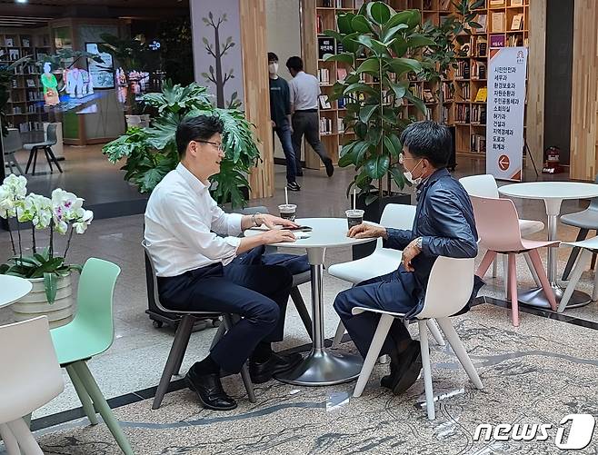 김정섭 시장이 시청 본관 1층 신바람북카페에서 시민들과 대화를 나눠고 있다(자료사진)© 뉴스1