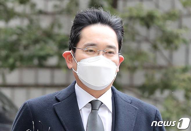 이재용 삼성전자 부회장이 18일 오후 서울 서초구 고등법원에서 열리는 '국정농단' 사건 파기환송심 선고 공판에 출석하고 있다. 이날 이재용 삼성전자 부회장은 파기환송심에서 징역 2년6개월을 선고받아 법정구속됐다. 2021.1.18/뉴스1 © News1 박지혜 기자