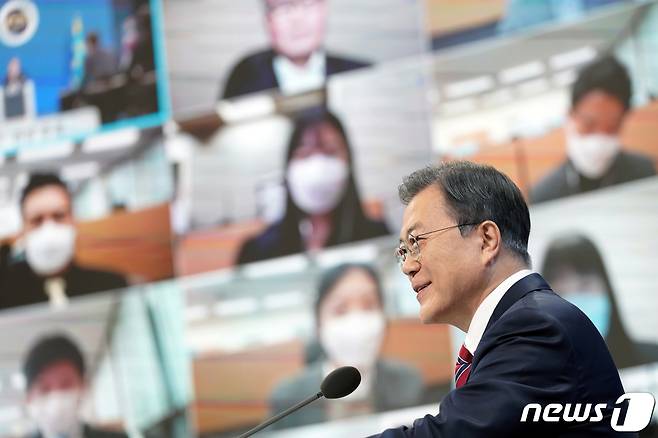 문재인 대통령이 18일 오전 청와대 춘추관에서 신년 기자회견을 하고 있다. 2021.1.18/뉴스1 © News1 이광호 기자