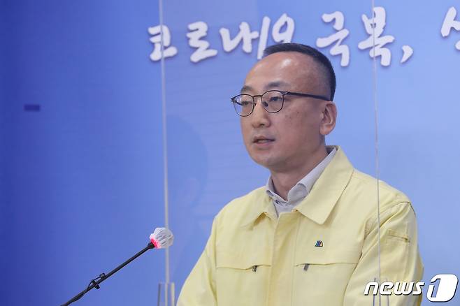 김상봉 식품의약품안전처 바이오생약국장이 국장이 18일 오후 충북 청주시 질병관리청 브리핑실에서 셀트리온 신종 코로나바이러스 감염증(코로나19) 치료제 검증 자문단 회의 결과를 발표하고 있다. 2021.1.18/뉴스1 © News1 김용빈 기자