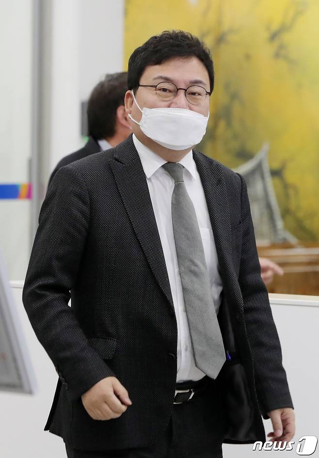 이상직 의원이 27일 전북 전주시 전주지방법원에서 열린 공직선거법 위반 등 처벌에 관한 법률 위반 공판에 출석하고 있다. 2020.11.27/뉴스1 © News1 유경석 기자