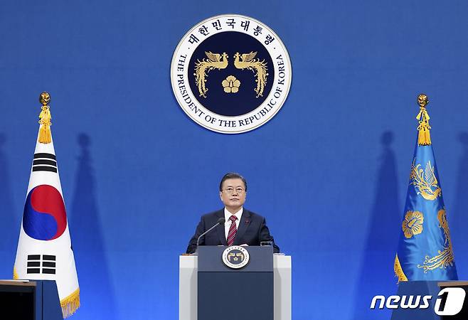 문재인 대통령이 18일 오전 청와대 춘추관에서 신년 기자회견을 하고 있다. 2021.1.18/뉴스1 © News1 이광호 기자