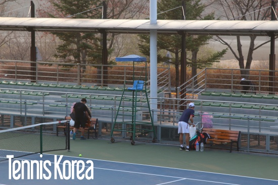 작년 마지막 양구대회였던 한국대학선수권에서 선수들이 짐을 챙기고 있다