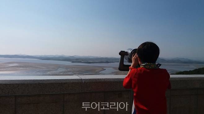 북쪽을 바라보는 관람객. 사진=통일전망대 제공