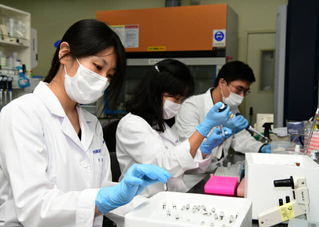 KRISS 연구팀이 코로나19 바이러스 유전자 표준물질을 제조하고 있다.