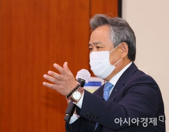 이기흥 대한체육협회 회장이 26일 국회에서 열린 문화체육관광위원회의에 문화체육관광부 등에 대한 종합국정감사에 출석, 의원들 질의에 답변하고 있다./윤동주 기자 doso7@