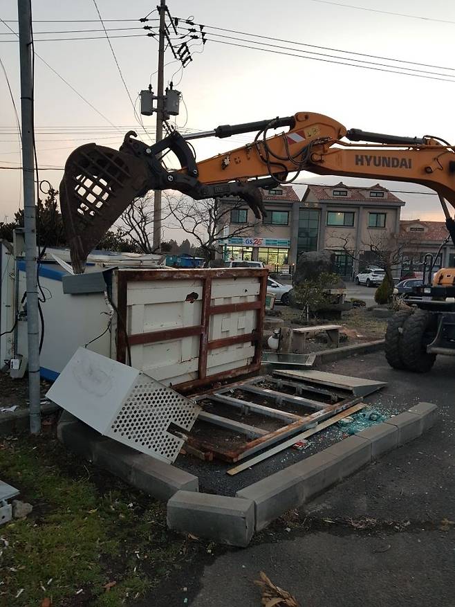 굴삭기로 현금자동입출금기(ATM)를 부순 현장./연합뉴스