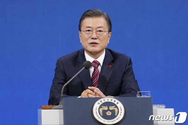 문재인 대통령이 18일 오전 청와대 춘추관에서 신년 기자회견을 하고 있다. 청와대사진기자단