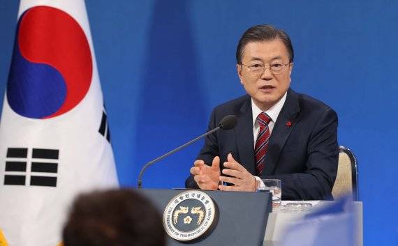 문재인 대통령이 18일 청와대 춘추관에서 열린 신년 기자회견에서 기자의 질문에 답하고 있다. 문 대통령은 이명박·박근혜 전 대통령 사면론에 대해
