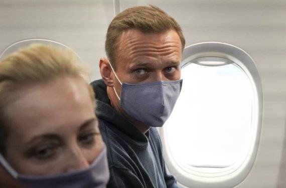 알렉세이 나발니(오른쪽)과 그의 아내(왼쪽).AP뉴시스