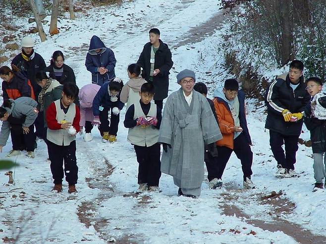 2000년대 초 겨울 한문학당 프로그램을 벌일 당시 참가한 학생들과 부도밭 가는 길을 산책하는 장면이다.