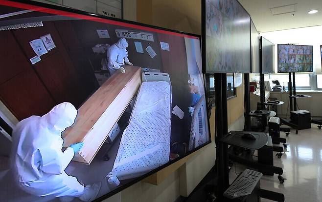 SMC nurses transport the body of a patient who died from COVID-19 on Jan. 14.