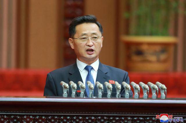 북한 조선중앙통신이 제공한 사진에서 김덕훈 북한 총리가 17일 평양 만수대의사당에서 열린 최고인민회의 제14기 제4차 회의 중 발언하고 있다. 평양=AP 뉴시스