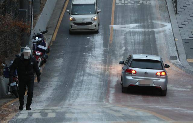 18일 아침 중부지방 폭설로 출근길 비상이 발생할 것이라는 기상청 예보가 무색하게 서울 등 수도권은 예상보다 훨씬 적은 양의 눈이 내렸다. 사진은 서울 종로구 사직공원 인근 도로에 염화칼슘이 하얗게 뿌려져 있는 모습. 연합뉴스