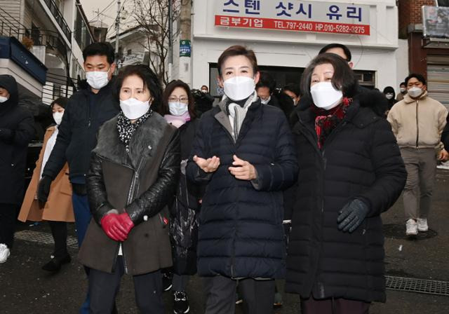 국민의힘 서울시장 경선후보 등록을 마친 나경원(앞줄 가운데) 전 의원이 18일 오전 서울 용산구 서계동 도시재생사업 현장을 둘러보며 주민들과 의견을 나누고 있다. 국회사진기자단