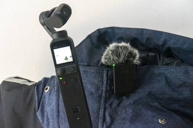 멀티 핸들 연결 시 무선 마이크로 음성을 녹음할 수 있다. 출처=IT동아