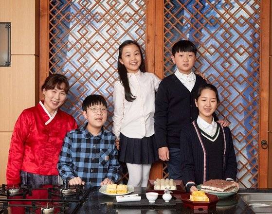 (왼쪽부터) 김희연 떡 박물관 부관장이 홍섬(서울 서사부초 6) 학생기자·윤현지(서울 잠신초 5) 학생모델·박성진(서울 이대부속초 5)·한채연(경기도 불곡중 1) 학생기자와 함께 떡의 역사를 알아보고, 꽃산병도 만들어봤다. 사진=박종범(오픈스튜디오)