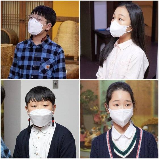 (왼쪽부터 시계바퀴 방향으로) 홍섬 학생기자, 윤현지 학생모델, 한채연 학생기자, 박성진 학생기자가 떡 박물관을 둘러보고 있다.