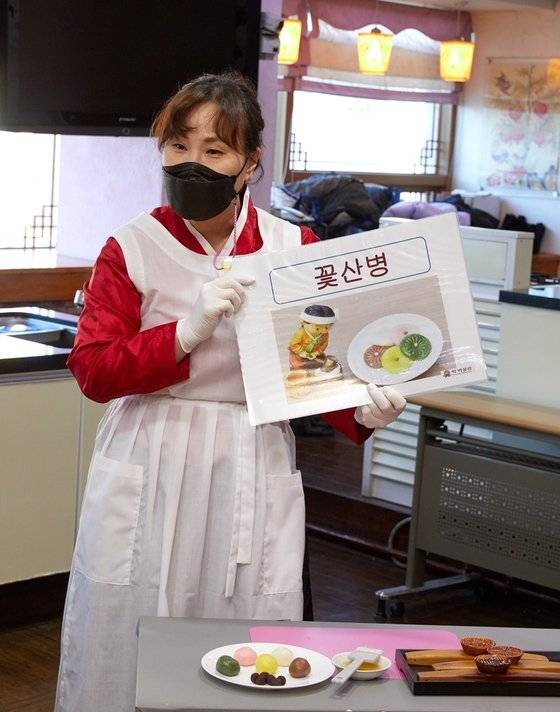 꽃산병에 대해 설명하는 김희연 떡 박물관 부관장.