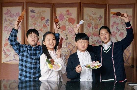 홍섬 학생기자·윤현지 학생모델·박성진·한채연 학생기자(왼쪽부터)가 직접 만들어서 완성한 꽃산병.