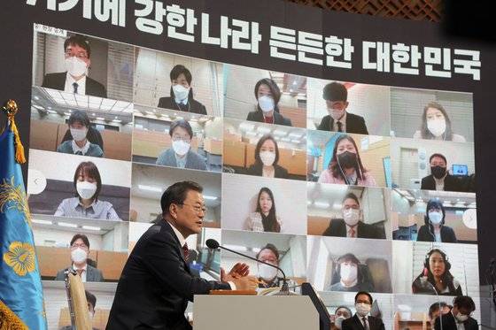 문재인 대통령이 18일 청와대 춘추관에서 온·오프 혼합 방식의 신년 기자회견을 열고 정국 이슈 및 올해 국정운영 방향에 대한 입장을 밝히고 있다. 이날 회견은 코로나19 확산에 따른 거리 두기를 감안해 소수의 기자들만 현장에 배석하고 다수의 기자들이 화상 연결 및 실시간 채팅으로 질문하는 비대면 방식으로 이뤄졌다. 청와대사진기자단