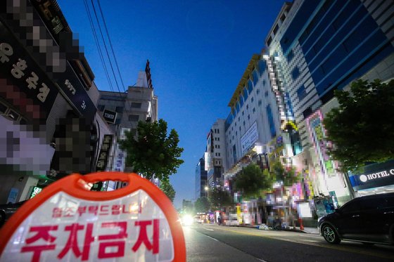 지난해 8월 25일 광주광역시 서구 상무지구 유흥가 술집과 상점들이 영업을 중단해 인적이 끊겼다. 프리랜서 장정필