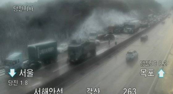 18일 오후 3시쯤 충남 당진시 서해안고속도로에서 차량 35대가 눈길에 미끄러져 잇따라 추돌했다. [사진 교통방송 캡처]