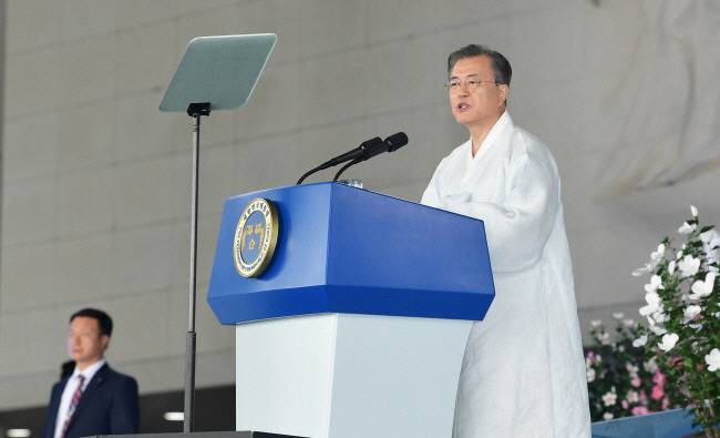 문재인 대통령이 15일 오전 충남 천안시 독립기념관에서 열린 제74주년 광복절 경축식에서 경축사를 하고 있다. 청와대사진기자단