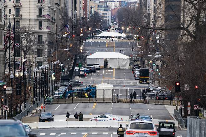 경계 삼엄 조 바이든 제46대 미국 대통령 취임식을 앞둔 17일(현지시간) 미국 워싱턴 백악관과 의사당 주변에 무장시위와 테러에 대비해 철조망과 바리케이드가 설치돼 있다. 워싱턴 | EPA연합뉴스