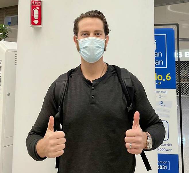 “저는 왔어요” 한화에 입단한 투수 닉 킹엄이 2주간 자가격리 뒤 스프링캠프에 돌입하기 위해 18일 인천국제공항으로 입국하면서 엄지를 들어 인사하고 있다.  한화 이글스 제공