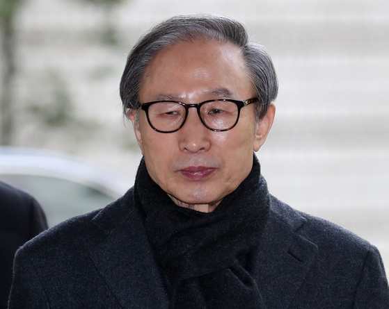 In this file photo, former President Lee Myung-bak enters the Seoul High Court on Feb. 19, 2020, to attend his appeals trial. [YONHAP]
