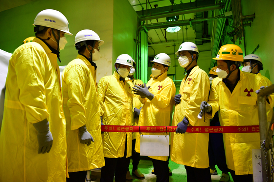 Lawmakers from the opposition People Power Party check the authenticity of the ruling party’s claim of alleged leaks of radioactive tritium from a nuclear power plant in North Gyeongsang on Jan. 14. [YONHAP]