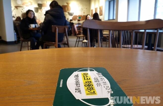 ▲사진=18일 서울의 한 카페에서 시민들이 매장 내 좌석에 앉아 음료를 마시고 있다./박효상 기자