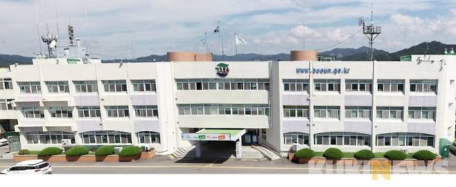 보은군청사 전경.