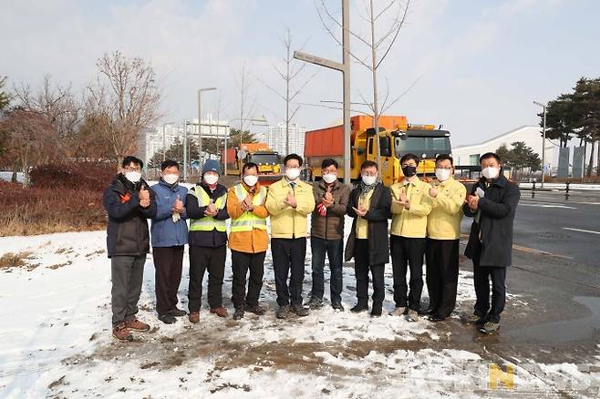 17일 밤과 18일 오전, 충남 지역에 내린 눈으로 통행 불편이 예상되는 가운데, 양승조 충남도지사가 제설 작업 상황을 긴급 점검, 근무자들을 격려했다.
