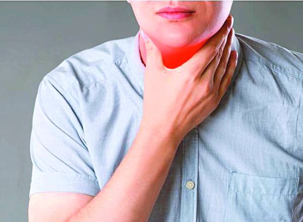 식도·위 경계 부위에 암이 진행되면 목에 뭔가 걸린 것 같고 먹은 게 잘 안 내려가는 느낌이 들 수 있다. 증상이 지속될 시 위·식도 내시경 검사를 받아볼 필요가 있다. 게티이미지뱅크