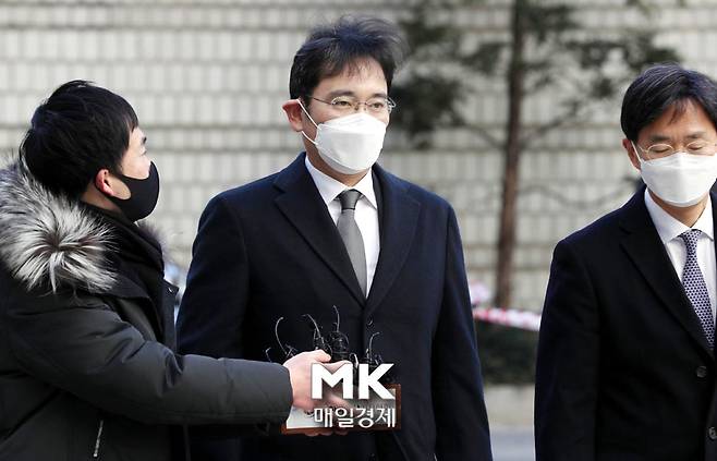 법정 향하는 이재용
이재용 삼성전자 부회장이 30일 오후 서초구 서울고등법원에서 열리는 `국정농단` 사건 파기환송심 속행 공판에 출석하기 위해 법정으로 향하고 있다. 2020.12.30 이승환기자