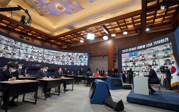 18일 오전 청와대에서 진행된 문재인 대통령의 신년 기자회견은 사상 처음으로 온·오프라인 병합 방식으로 진행됐다. 기자회견에 직접 참석하지 못한 기자들은 영상 대화를 통해 질문과 답변을 주고받았다. [이충우 기자]