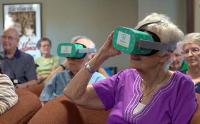 VR로 고독감을 달래주는 Rendever