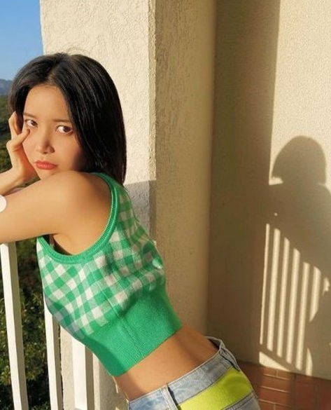 마마무 솔라가 개미허리를 뽐냈다.사진=솔라 SNS