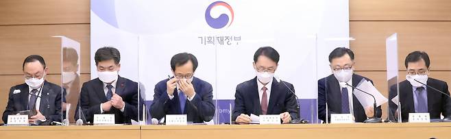 정부가 오는 6월 1일로 예정된 종합부동산세와 양도소득세 강화 정책을 예정대로 시행한다고 밝혔다. 사진은 왼쪽부터금융감독원 김동선 부원장보, 김태호 국세청 자산과세국장, 김흥진 국토교통부 주택토지실장, 임재현 기획재정부 세제실장, 김성보 서울시 주택건축본부장, 최승렬 경찰청 수사국장. [연합]
