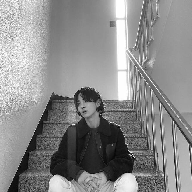 Group SHINee member null has revealed the latest.Null posted a picture on his SNS on January 18 with an article entitled The company staircase is a photo restaurant.The null in the photo reveals the look of Dely, which is contrary to the chic look, and focuses attention.Null sat on the stairs and showed various poses like models and showed a unique presence.Null released its regular 1st album, I Wanna Be, on March 4, 2019.