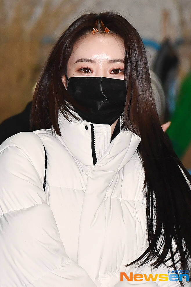 Dreamcatcher member JiU, SuA, Demonstration, Yoo Hyun, Dami, Gahyeon, and Handong attended MBC every1 entertainment Weekly Idol broadcast recording at MBC Dream Center in Janghang-dong, Ilsan-gu, Gyeonggi-do on the afternoon of January 18th.Dreamcatcher member SuA is on his way to work.