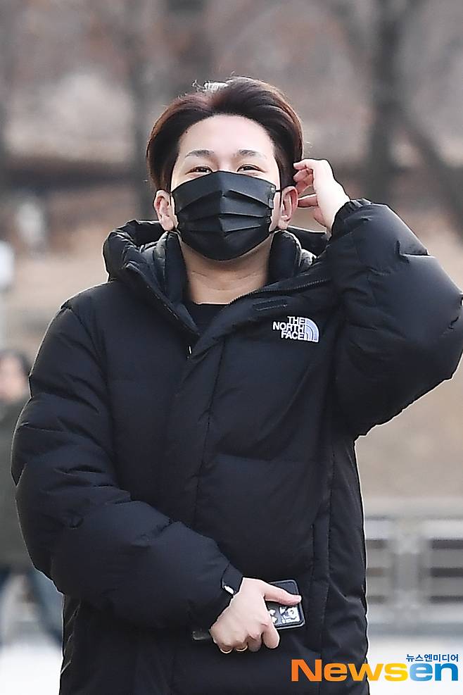 Singer Kim Soo Chan is entering the station to attend the SBS PowerFM SBS Love FM Boom Boom radio schedule held in SBS Mokdong, Seoul Yangcheon District on the afternoon of January 18.