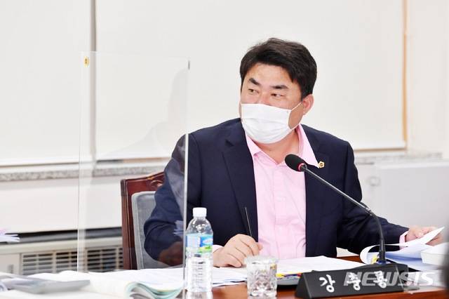 [제주=뉴시스]제주특별자치도의회 환경도시위원회 강충룡 의원(국민의힘·서귀포시 송산·효돈·영천동). (사진=뉴시스DB)