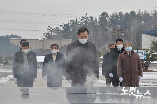 더불어민주당 이낙연  대표가 18일 오후 국립5.18민주묘지를 찾아 헌화, 분향했다. 이승훈 기자