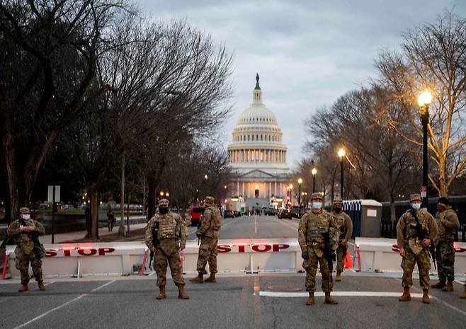 조 바이든 차기 미국 대통령 취임식이 임박한 가운데 17일(현지시간) 워싱턴 의회 의사당 앞을 주방위군이 지키고 있다. 워싱턴=AFP연합뉴스