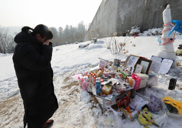 13일 오전 경기도 양평군 하이패밀리 안데르센 공원묘원에서 한 시민이 양부모의 학대로 생후 16개월 만에 숨진 정인 양을 추모하고 있다. 서울남부지법 형사13부는 이날 아동학대범죄의처벌등에관한특례법 위반(아동학대치사) 등 혐의로 구속기소 된 양모 장모씨의 첫 공판을 연다./연합뉴스