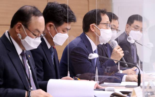 기획재정부, 국토교통부, 금융위원회, 국세청, 경찰청, 금감원, 서울시 등 각 기관 관계자들이 18일 오후 세종시 정부세종청사에서 열린 부동산시장 관련 합동브리핑에서 부동산정책 추진상황 및 향후 계획 등을 설명하고 있다. 왼쪽부터 금융감독원 김동성 부원장보, 김태호 국세청 자산과세국장, 김홍진 국토교통부 주택토지실장, 김성보 서울시 주택건축본부장, 최승렬 경찰청 수사국장. /연합뉴스